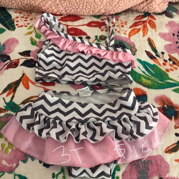 Bathing suits - Picture 4 of 4